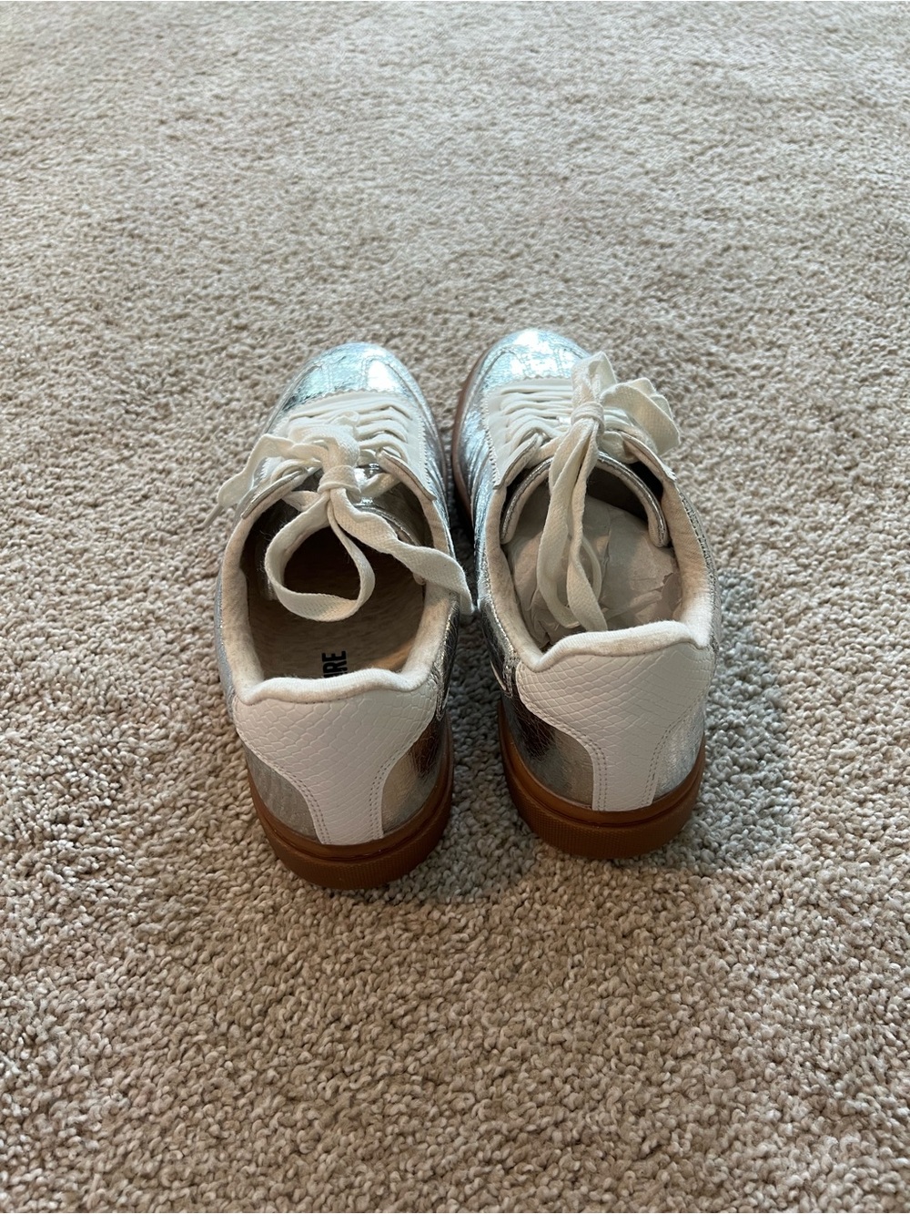 Cushion wire Metallic Silver Low-Top Sneakers with Gum Sole - Size 8.5 - Picture 3 of 4